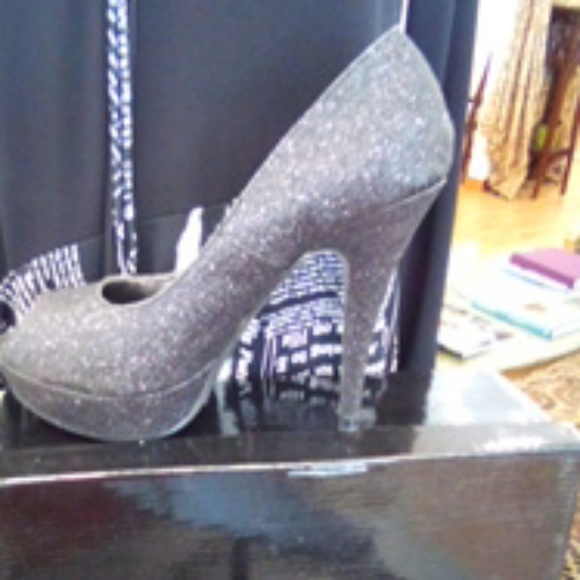 Shoes platform 4 1/2 inches tall - Picture 2 of 2